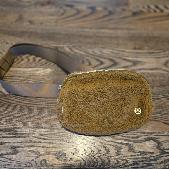 Lululemon Athletica Everywhere Fleece Belt Bag (Brown) - Picture 1 of 4